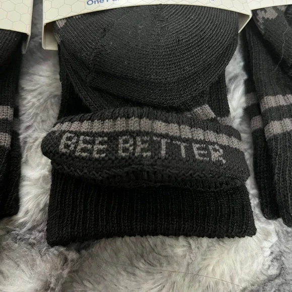 NEW 4 pack Bombas Socks Black Bee Logo Honeycomb Arch Support Size S Small - Picture 4 of 5